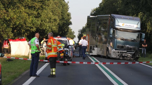 De ravage na het ongeluk op de N36 bij Westerhaar.