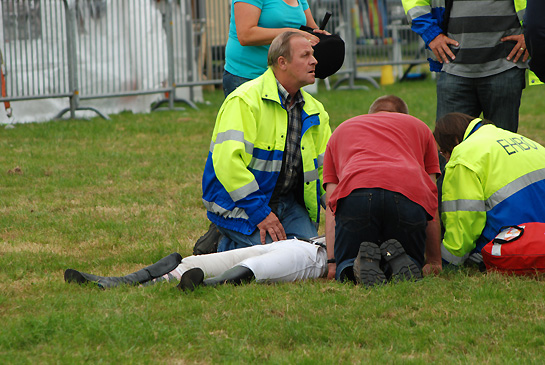 Bernise Everts wordt behandeld door de EHBO.