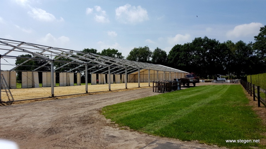 De inspringtent bij het CH De Wolden wordt opgebouwd.
