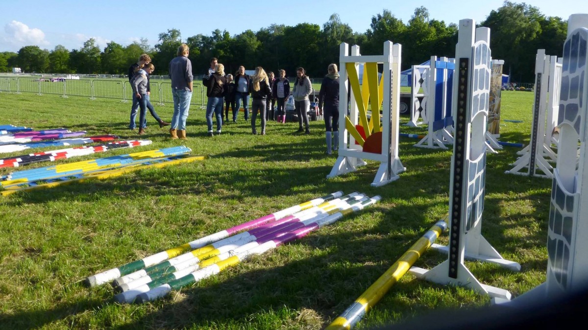 Vrijwilligers van het CH Oranjewoud bespreken de opbouw van het parcours.