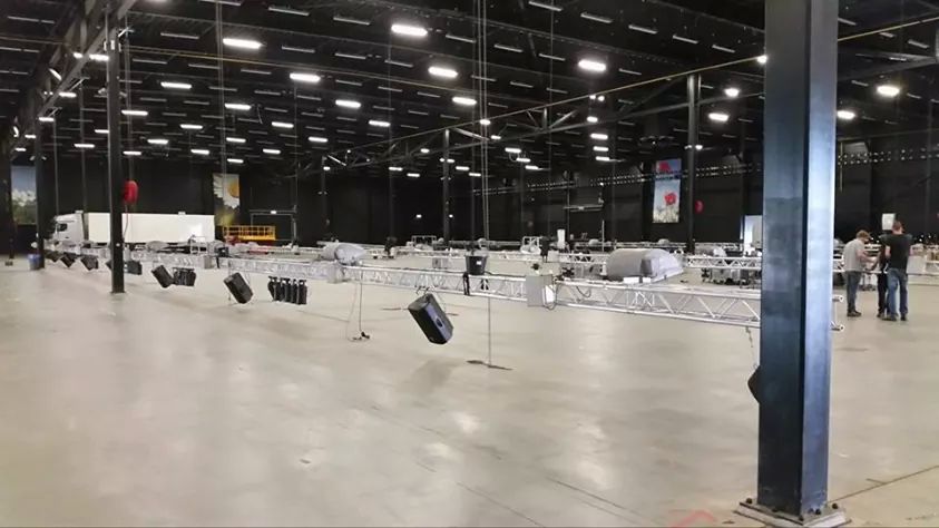 Er wordt hard gewerkt aan de opbouw voor het NIC in de TT-hal in Assen.