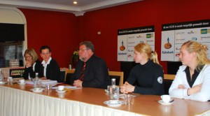 Mariët van Zuijlen, Mieke Timmermans, Aaldert de Vrieze, Suzanne Tepper en Yvonne van Dijk (vlnr) tijdens de persconferentie.