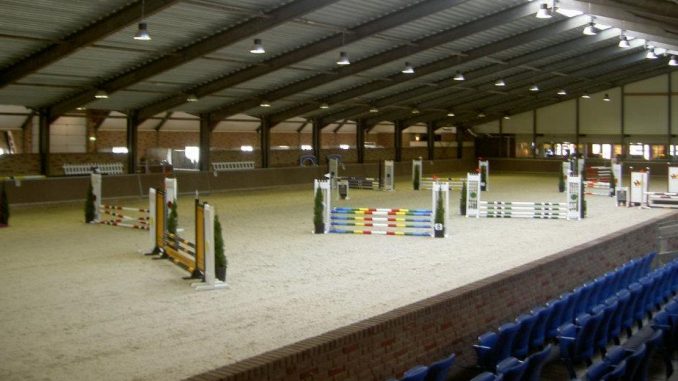 Drents Dressuur Gala. De fraaie piste van de Sunrise Stables in Assen.