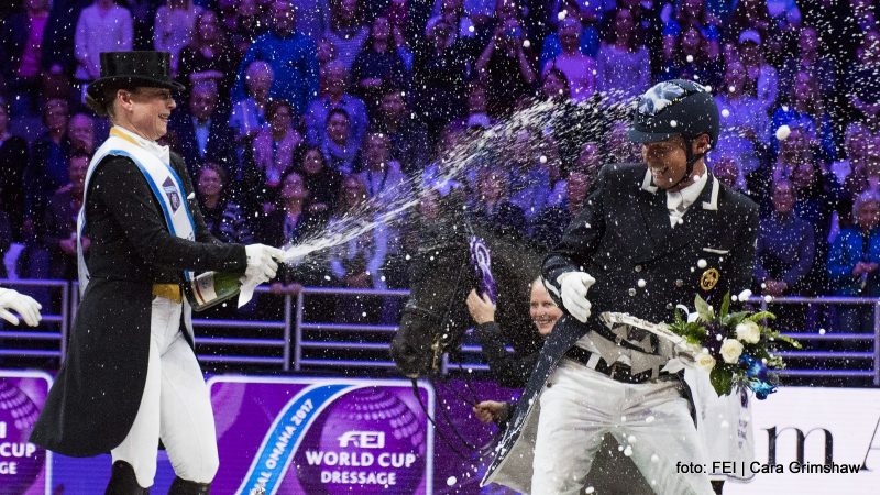 finale wereldbeker dressuur. Isabell Werth laat de champagne vloeien na haar overwinning. Carl Hester (derde) houdt het niet droog. foto: FEI | Cara Grimshaw