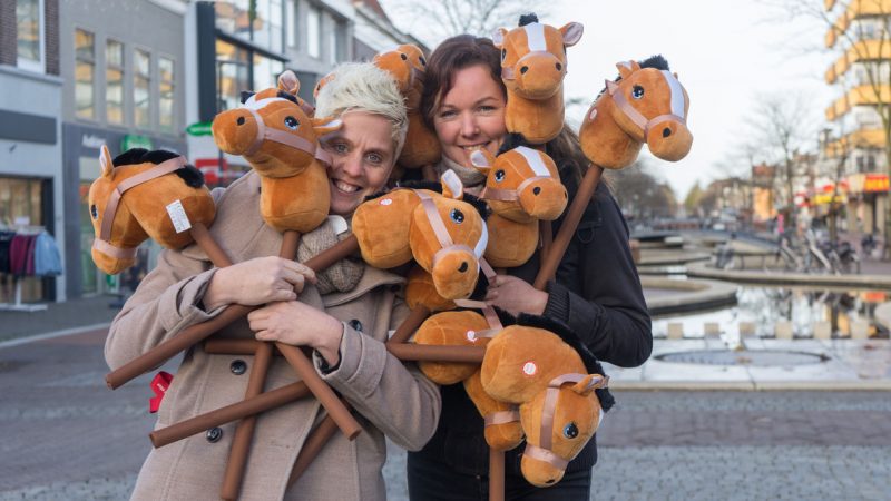 De initiatiefneemster van deze ludieke wedstrijd Kim Stellingwerf (links), hier samen met haar groom Fenneke Tjooitink.