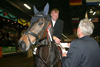 Hartwig Rohde krijgt de felicitaties. ©Eddy Korringa