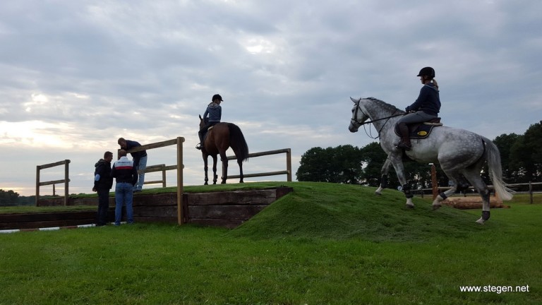 Margriet Kruizinga en haar dochter Lysanne gaan over de wal van Hippisch Holtrijk.