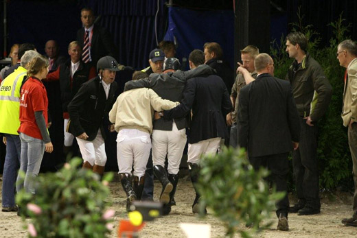 John Whitaker wordt door collega's de ring uit geholpen. ©Roos Meertens