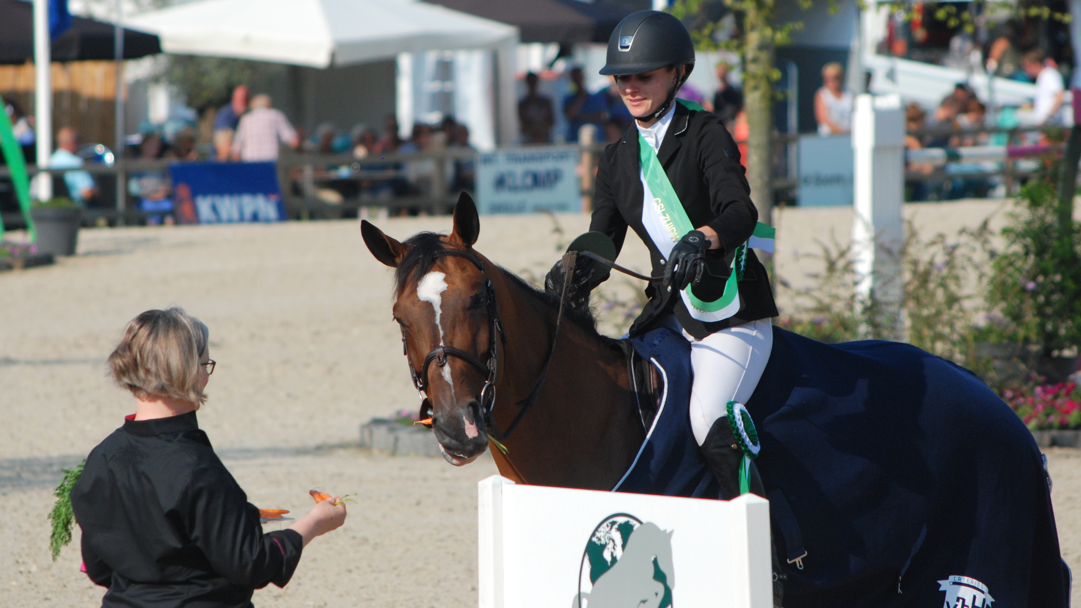 Wortels voor het winnende paard Coriander van 't Vennehof van Tatiana Dzavik.