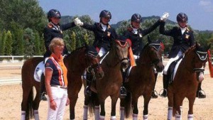 De zilveren Nederlandse pony dressuuramazones met Tineke Bartels.
